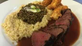 P�tros� steak s bulgurem, �ernou �o�kou a �ern�m ko�enem